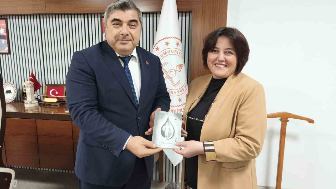 Sünnetci: "Öğretmenlerimiz geleceğe ışık tutan fenerlerdir"