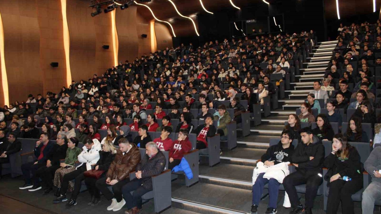 Çorlu’da öğrencilere Yapay Zeka ve İnsanlığın Geleceği anlatıldı