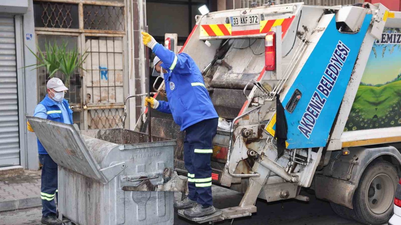 Akdeniz’de çöp konteynerleri yıkanıyor