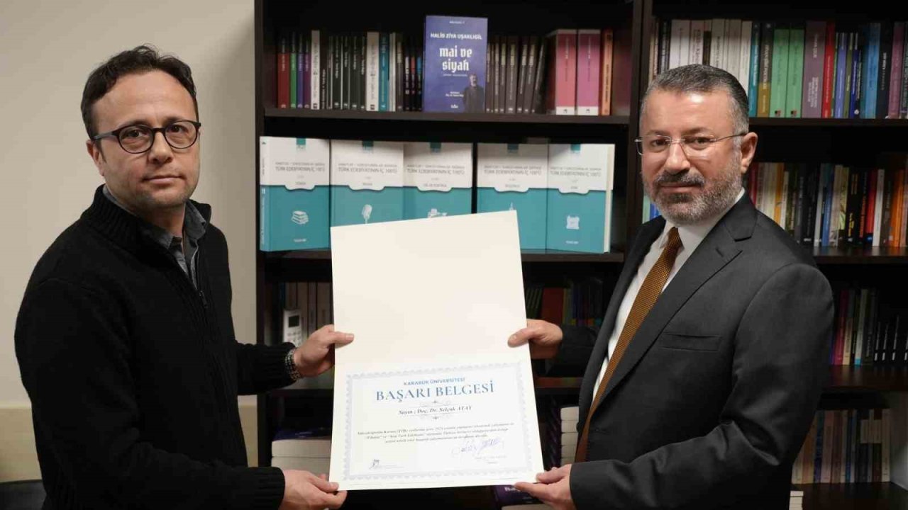 Rektör Kırışık, Türkiye birincisi Atay’ı başarı belgesi ile onurlandırdı