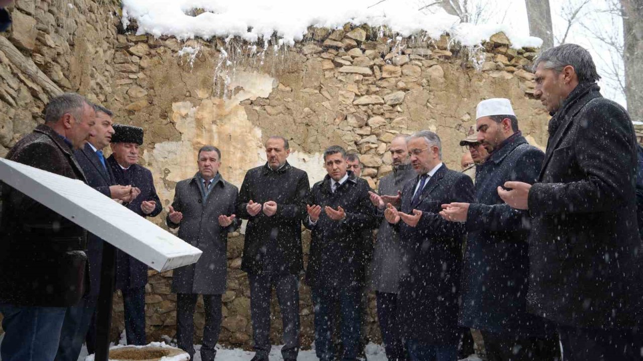 Bayburt’ta milli kahramanlar kar yağışı altında dualarla anıldı