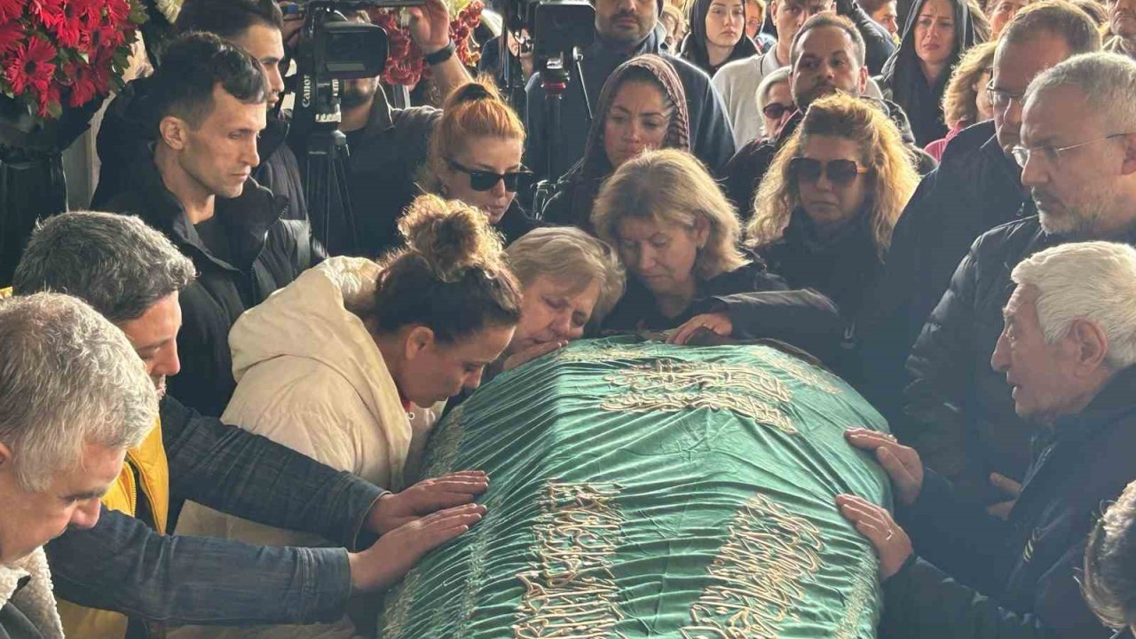 Turnuvaya giderken yaşanan kazada ölen öğretmen ve öğrencisi son yolculuklarına uğurlandı