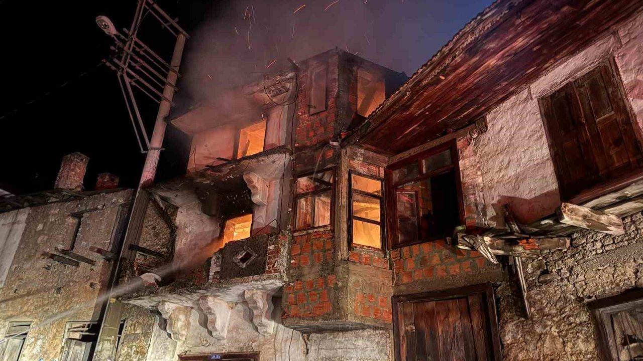 Fethiye’de iki katlı ev alevlere teslim oldu