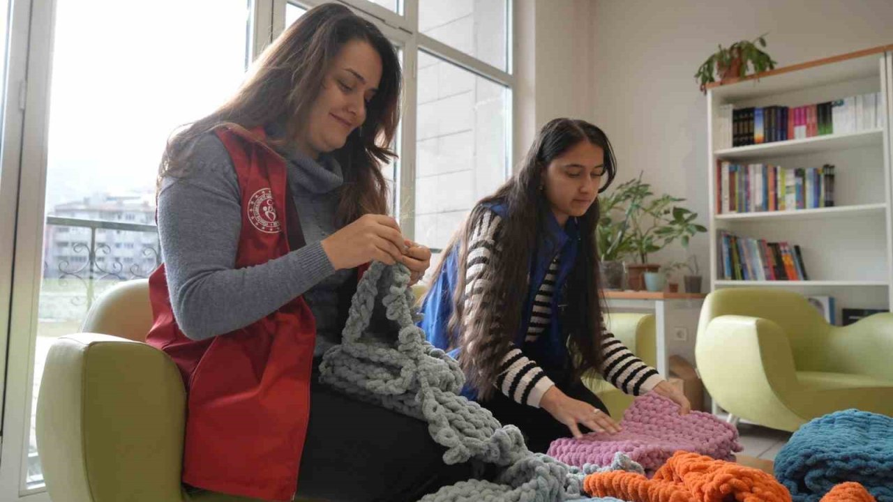 Gümüşhane’de el örgüsü atkılar köy okulundaki miniklerle buluştu