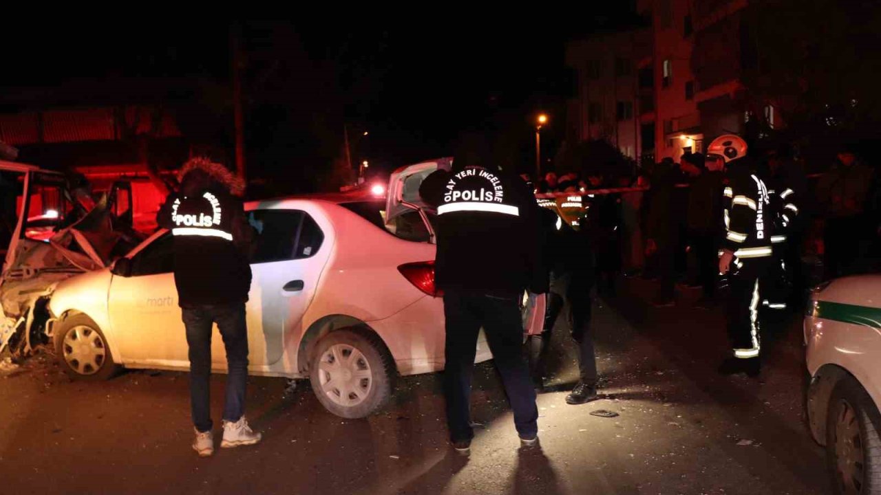 Otomobil, park etmeye çalışan kamyonete çarptı: 1 ölü, 4 yaralı