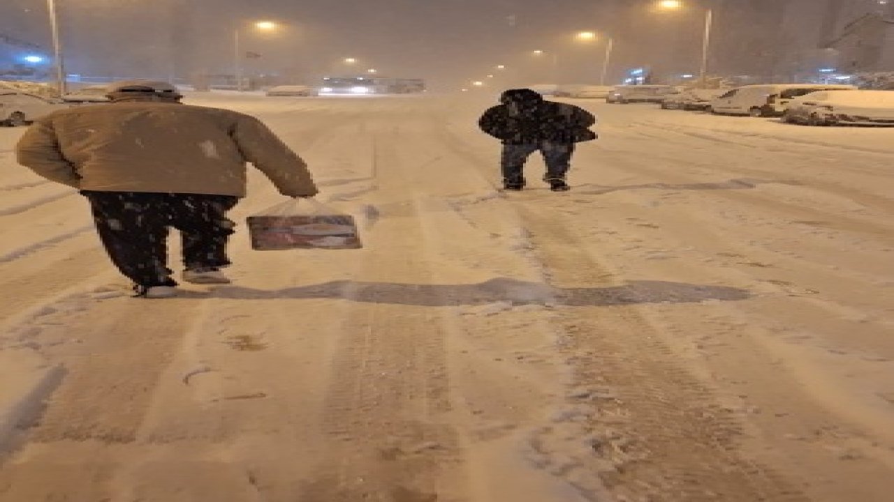 Kar yağışına önlem alınmayan Etimesgut’ta vatandaşlar araçlarını terk etti