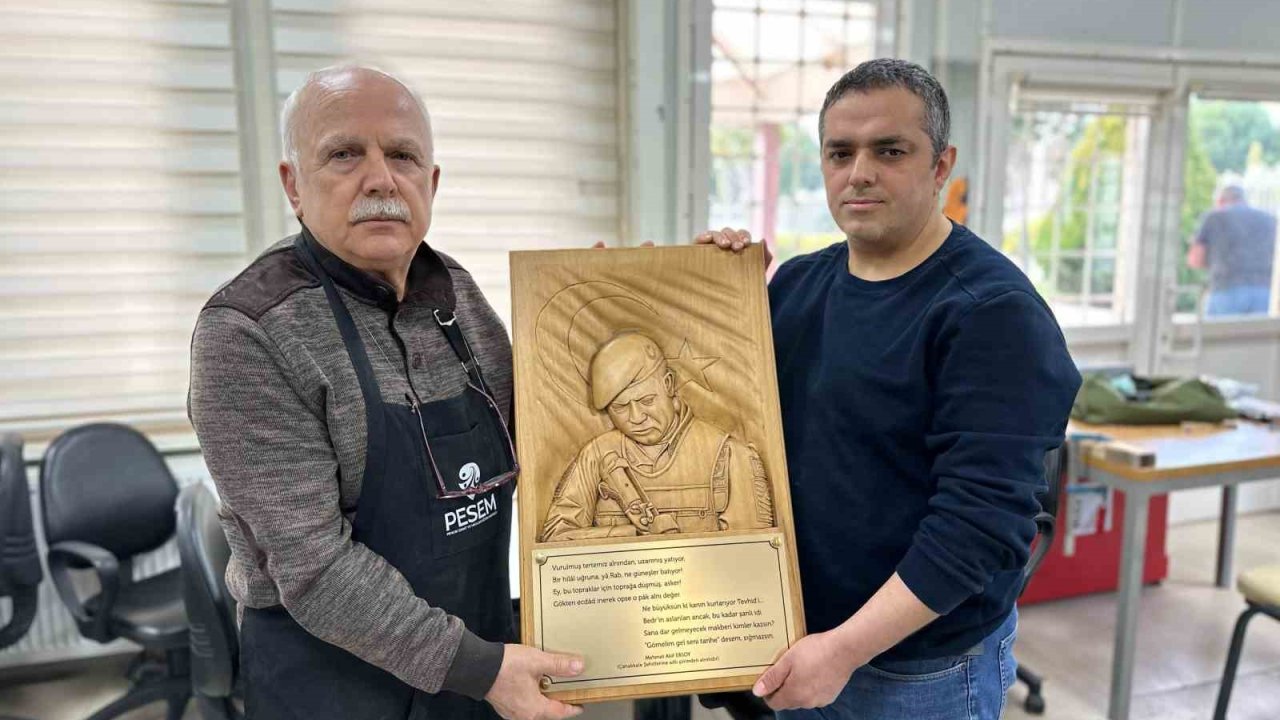 Pendik’te işitme engelli kursiyerden anlamlı eser: Ömer Halisdemir’in ahşap portresini yaptı