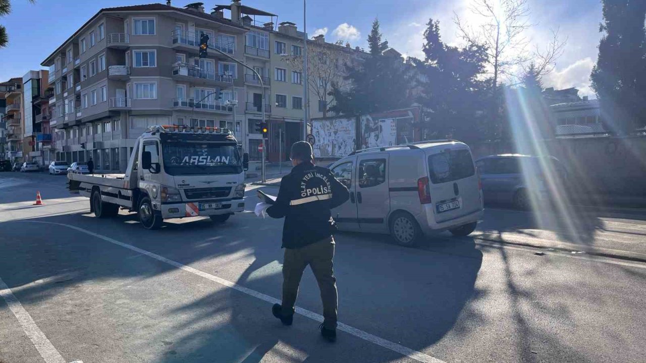 Burdur’da kalp krizi geçiren sürücü 3 araca çarptı