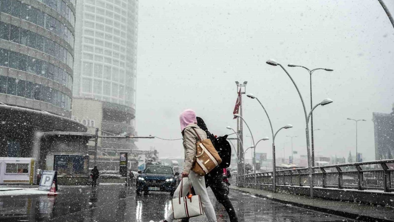 Başakşehir’de kar altında scooter keyfi