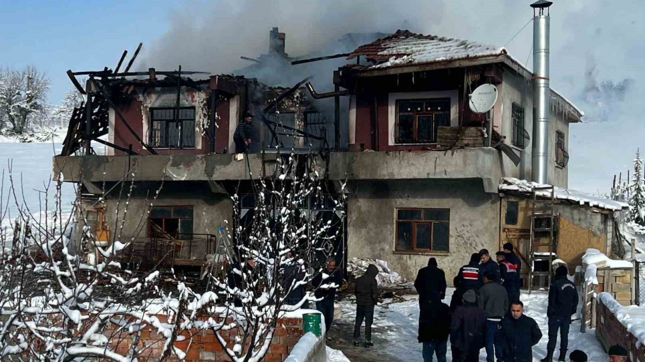 4 kişilik ailenin yaşadığı ev yangında kullanılamaz hale geldi