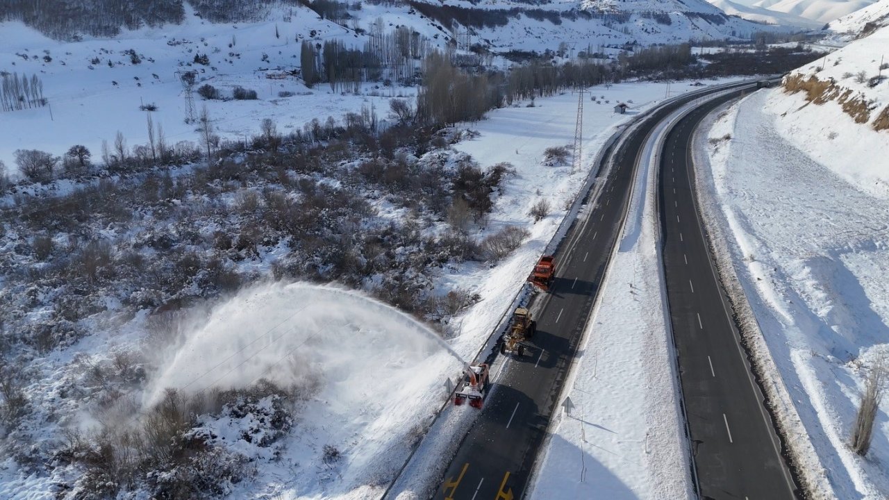 Karayolları ekipleri Bayburt-Gümüşhane kara yolunda kar temizliği gerçekleştiriyor