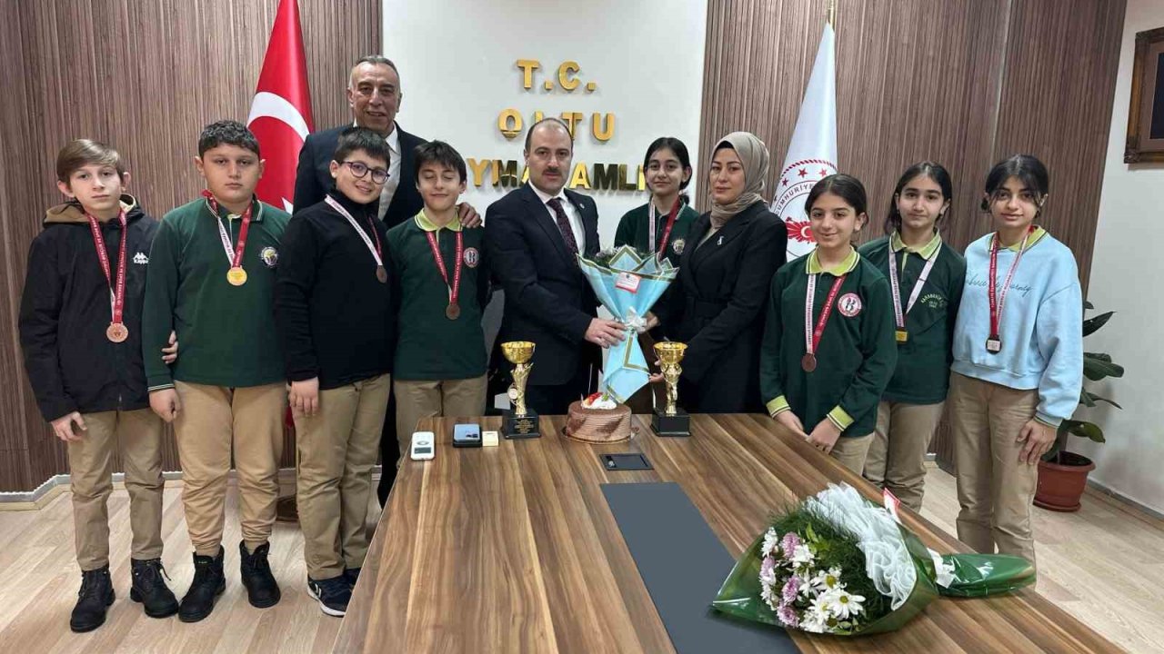 Minik badmintonçular Oltu’yu gururlandırdı
