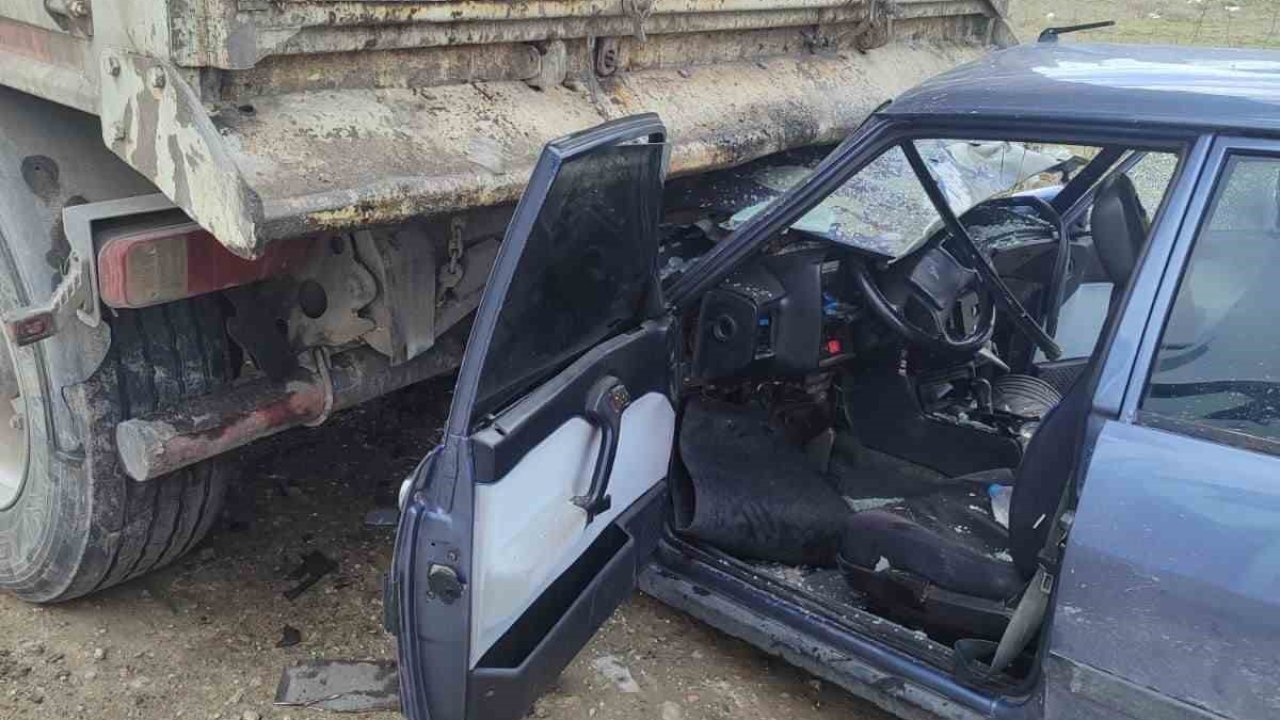 Otomobilin tıra çarptığı kazada bir kişi öldü