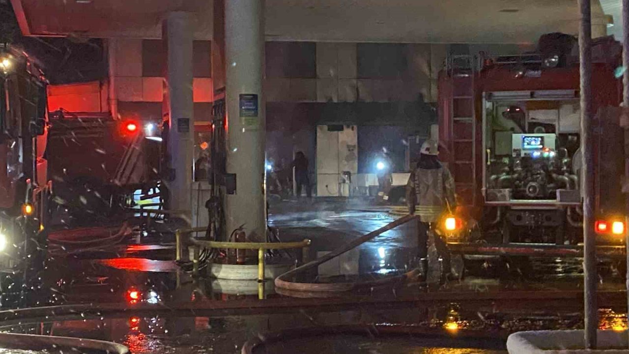Zeytinburnu’nda bir akaryakıt istasyonu marketinde çıkan yangın paniğe neden oldu