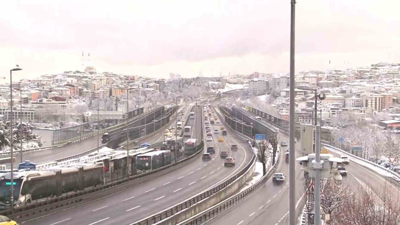 İstanbul’da okullara kar tatili trafiğe yaradı: Trafik yoğunluğu yüzde 20 oldu