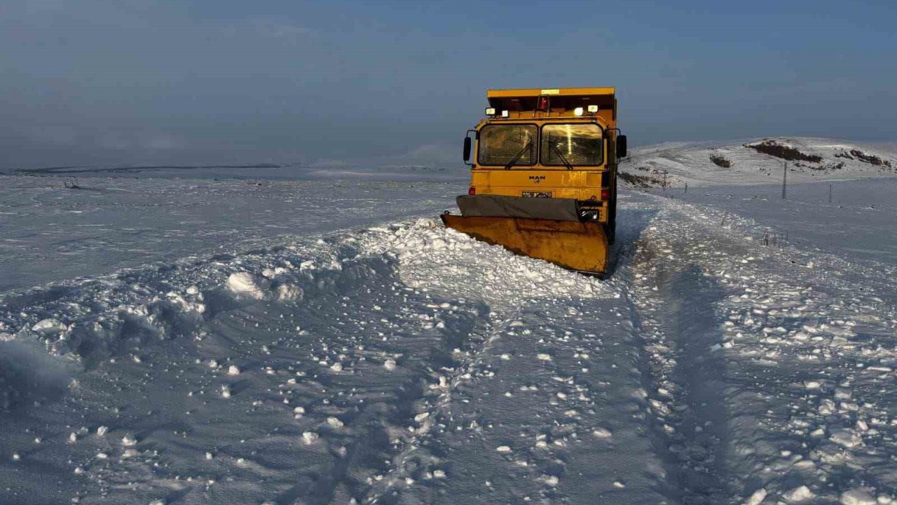Ardahan’da kar ve buzlanma nedeniyle araçlar yolda kaldı