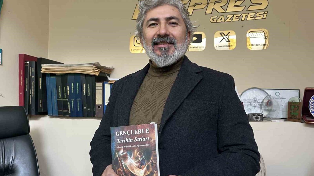 Tavşanlı’da Tarih Öğretmeni Mesut Kocaman’ın yeni kitabı "Gençlerle Tarihin Sırları" yayımlandı