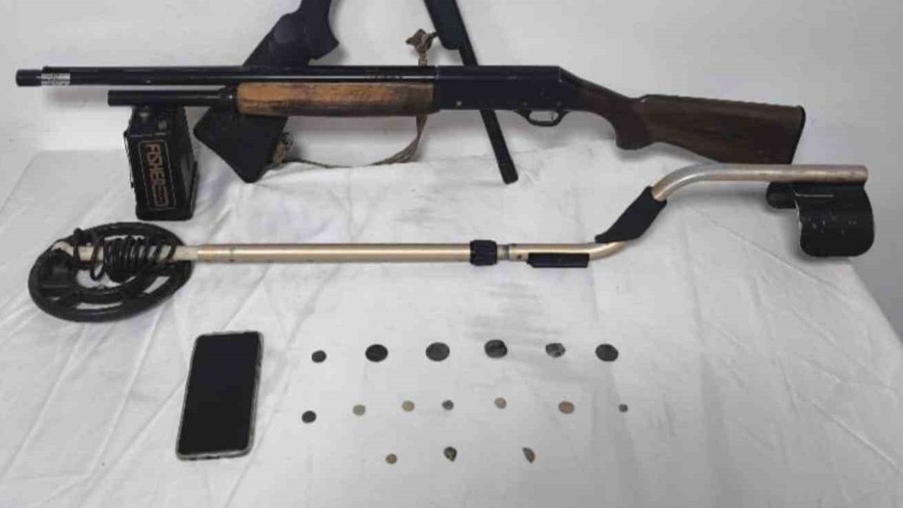 Roma dönemine ait tarihi eser ve uyuşturucuya müşteri ararken yakalandı