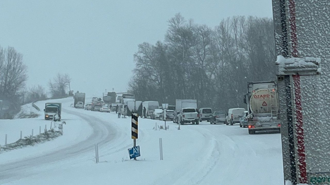 Çaycuma’da kar ve buz etkisi nedeniyle otomobil şarampole devrildi