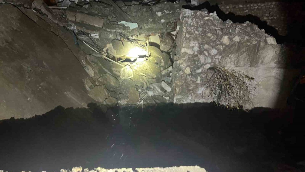 Siirt’te metruk bina çöktü