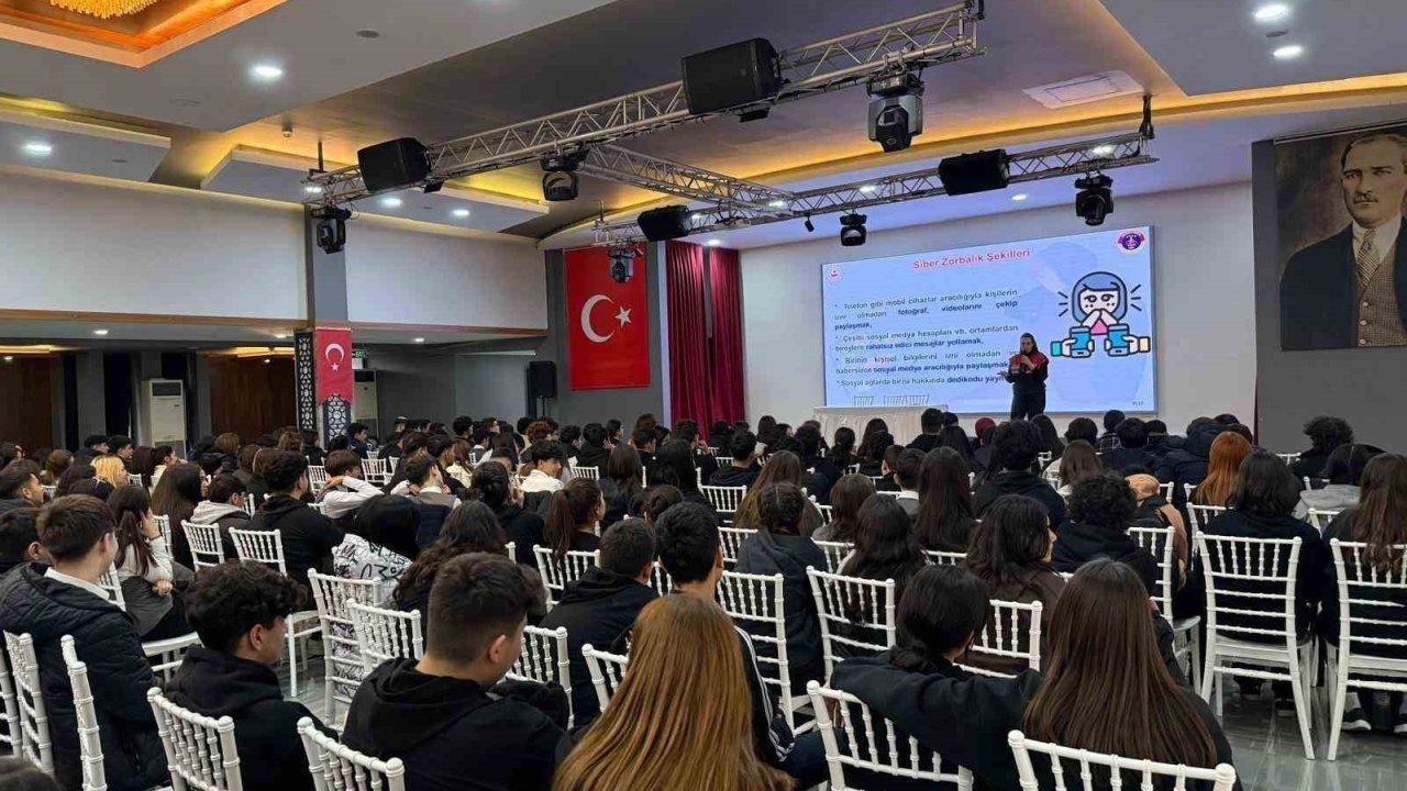 Mersin’de jandarmadan öğrencilere yönelik siber farkındalık eğitimi