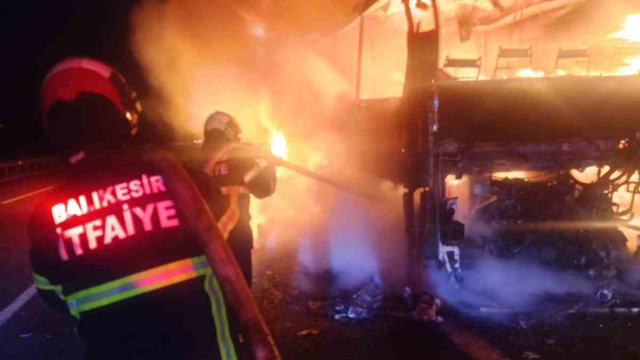 Balıkesir’de 34 yolcusu bulunan otobüs sabaha karşı yandı