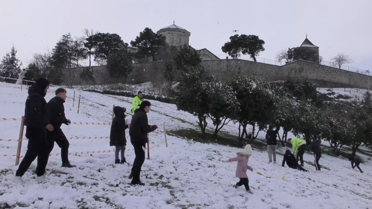 Polis ekiplerinin çocuklarla kar eğlencesi