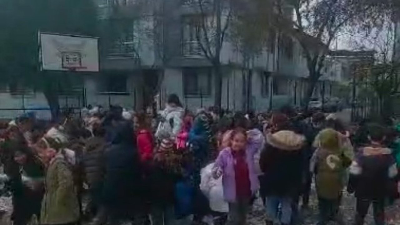 Öğrencilere kar sürprizi: Okul bahçesine kamyonetle kar getirildi