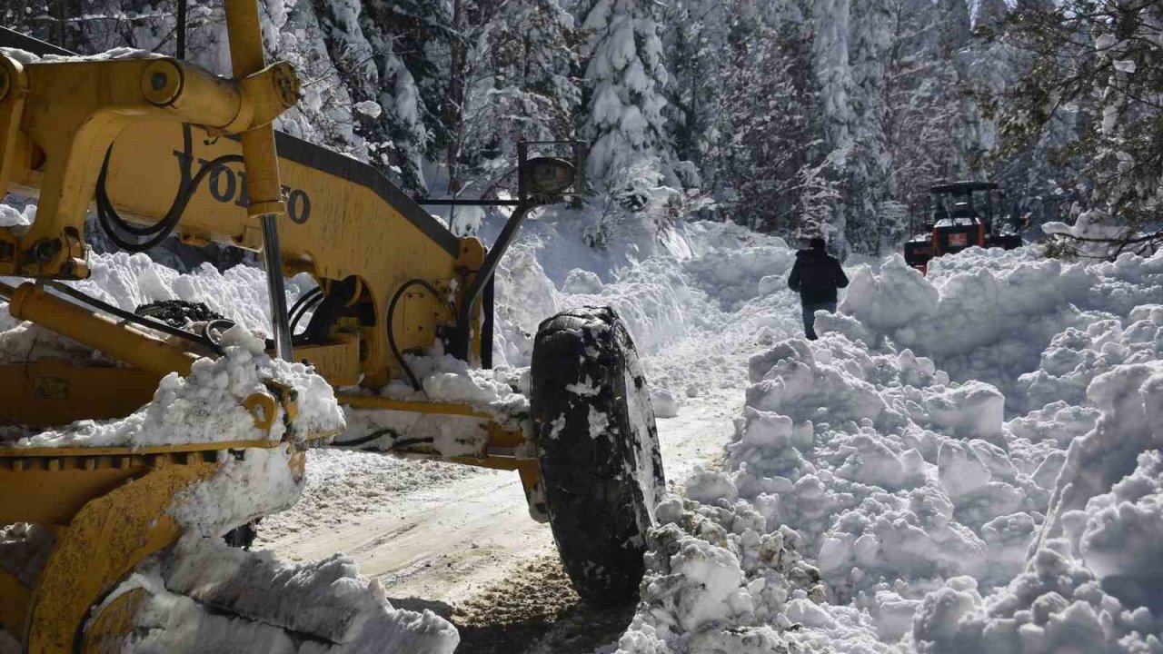 Kastamonu’da 303 köy yolu kar yağışı sebebiyle ulaşıma kapandı