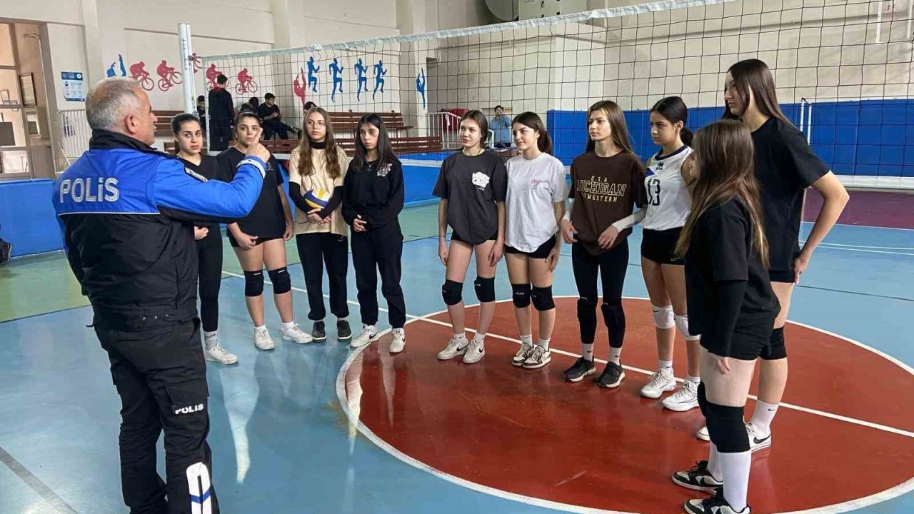 Polis ekiplerinin gerçekleştirdiği kurslara 182 öğrenci katılım sağladı