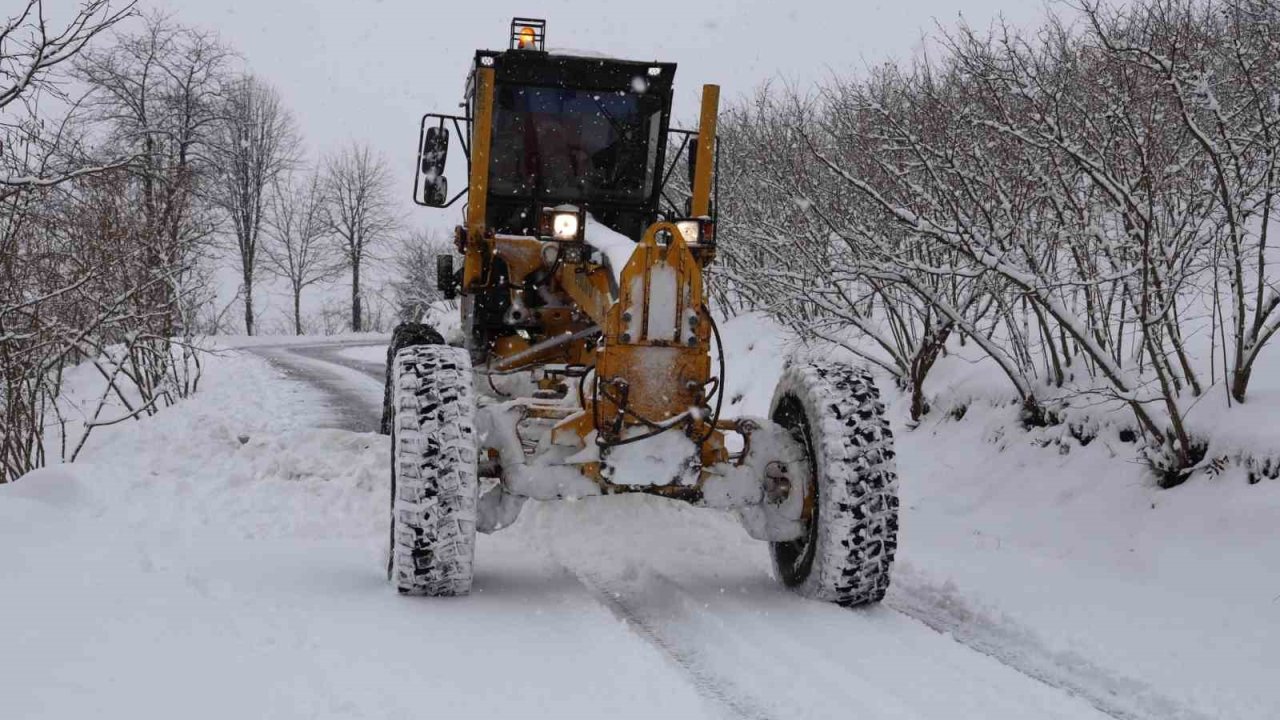 Köy yolları kardan temizleniyor