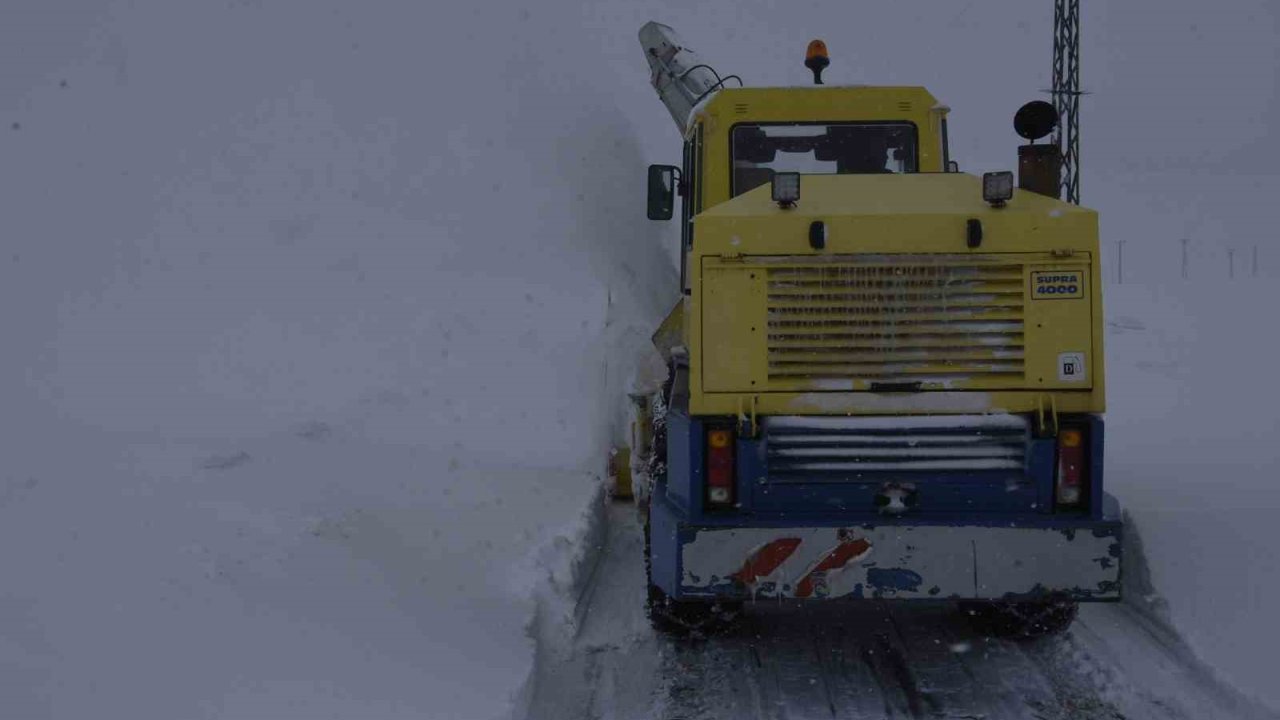 Vali Karakaya, karla mücadele ekiplerine tatlı ikramında bulundu