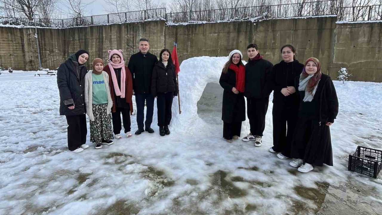 Ordu’da lise öğrencileri kardan ’iglo’ inşa etti
