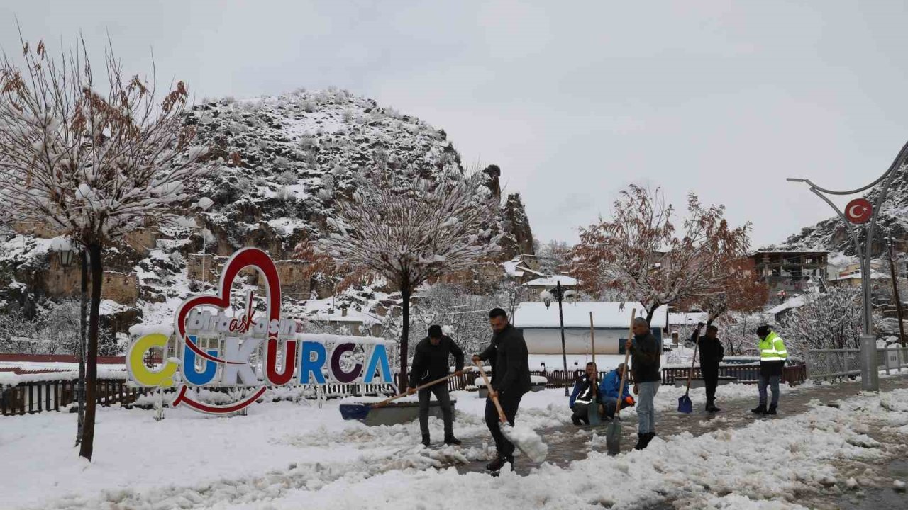 Çukurca Belediyesinden yol temizleme çalışması