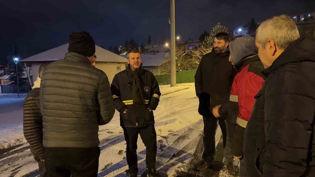 Karabük Belediyesi 100 personelle buzlu yollar için sahada görev yapıyor
