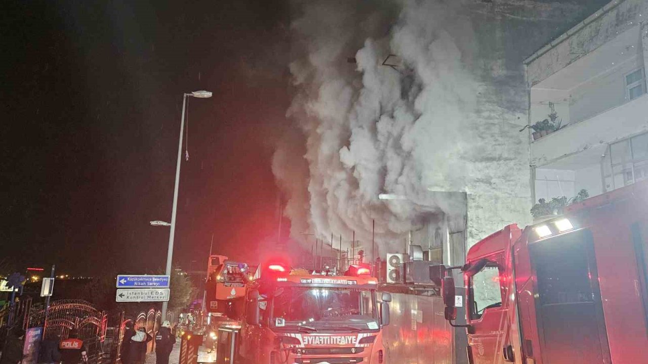 Küçükçekmece’de mobilya deposundaki yangın 2 binaya sıçradı: Mahsur kalan 6 kişi kurtarıldı