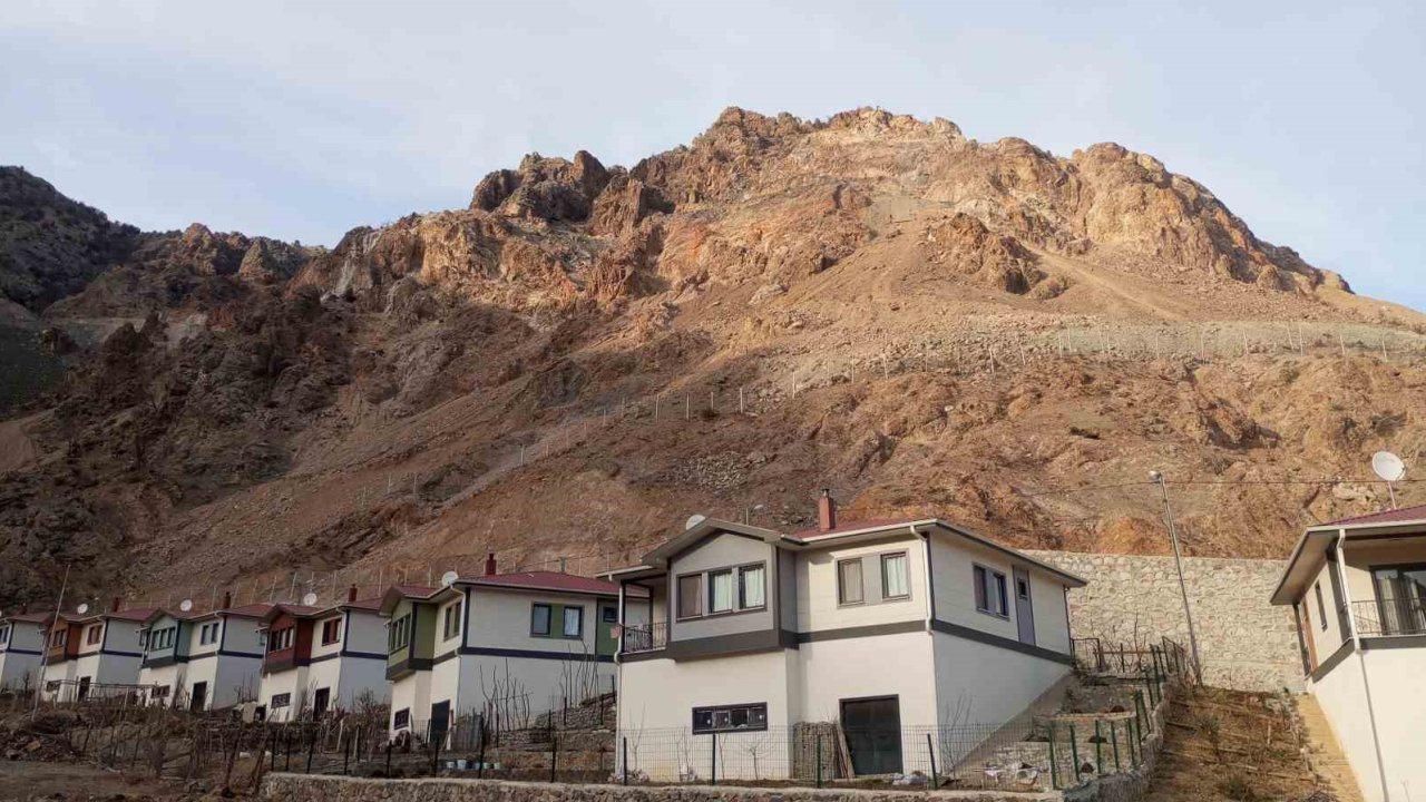 Tekkale köyünü tehdit eden kayalar için tel örgü çözüm