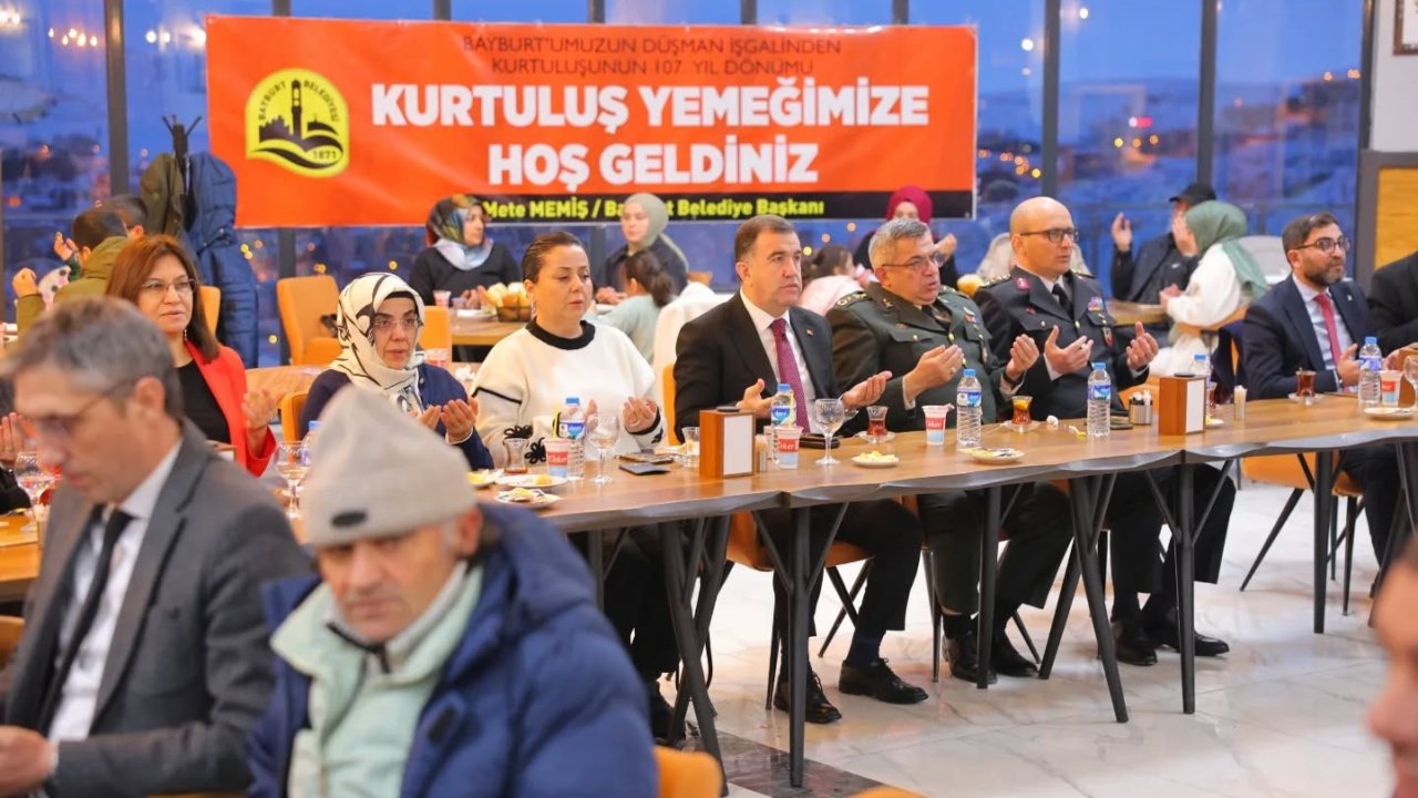 Bayburt’ta 107’nci yıl coşkusu kurtuluş yemeği ve canlı müzikle son buldu
