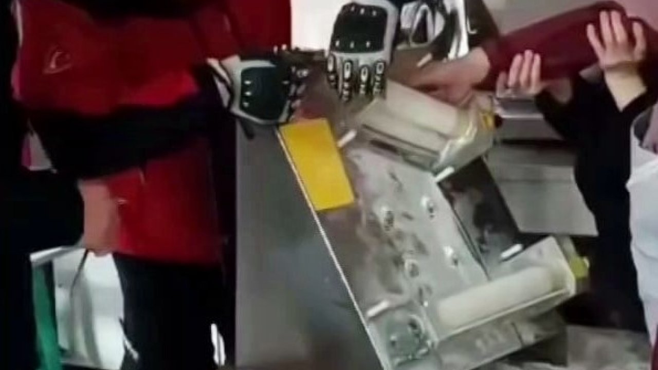 Yurtta öğrencilere lahmacun yaparken parmağını hamur makinasına kaptırdı