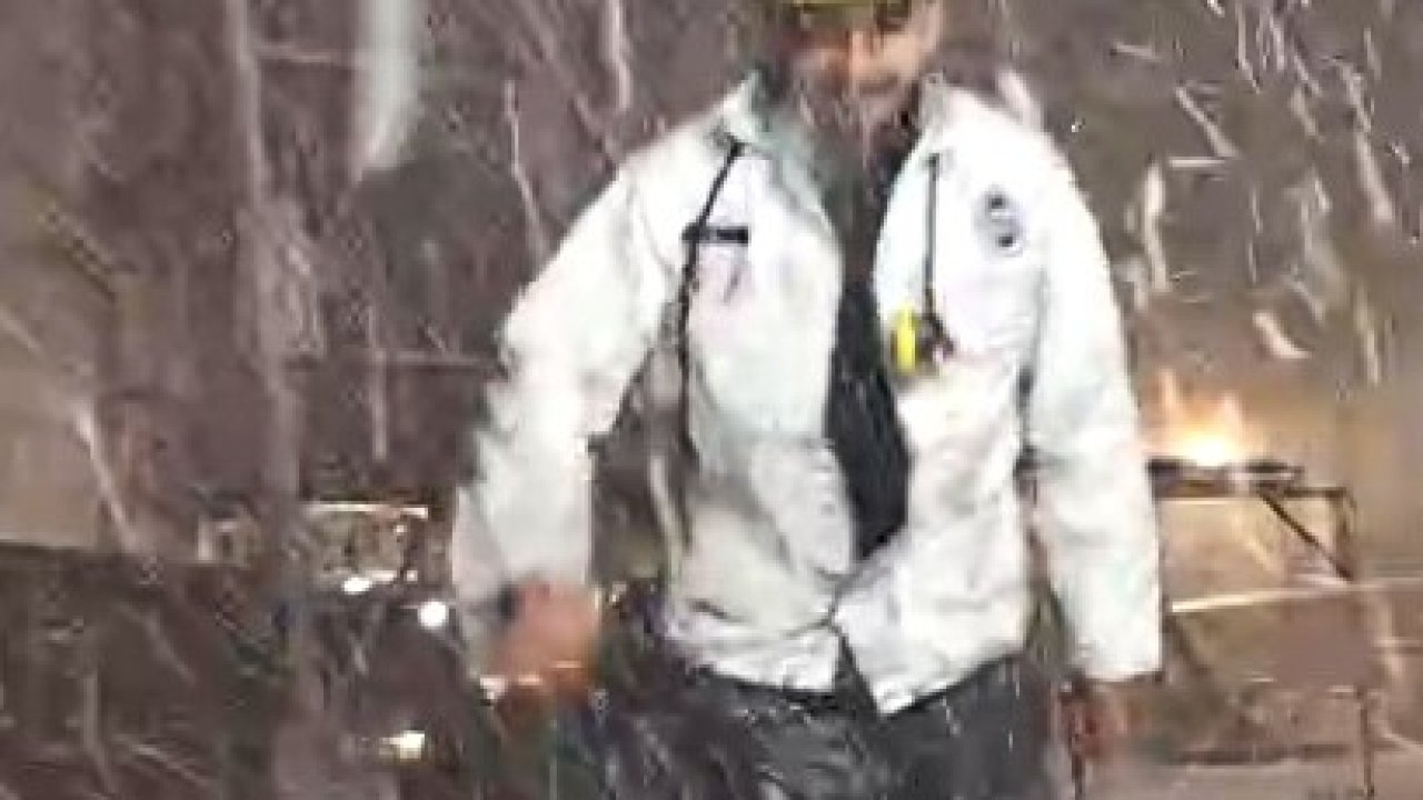 Yerin altından çıkan madencilere yer yüzünde kar sürprizi