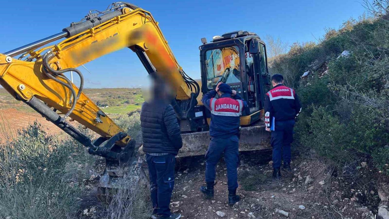 Hazine arazisinde kaçak kazıyı jandarma engelledi
