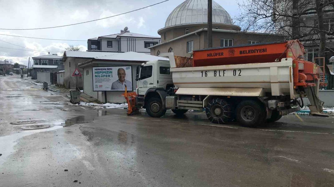 Nilüfer’de yolların açılması için ekipler seferber oldu