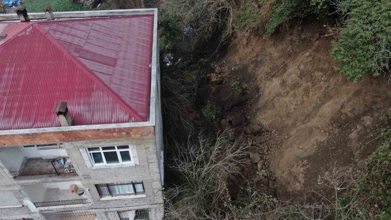 Trabzon’da 5 katlı binada toprak kayması: 1 yaralı, 5 tahliye