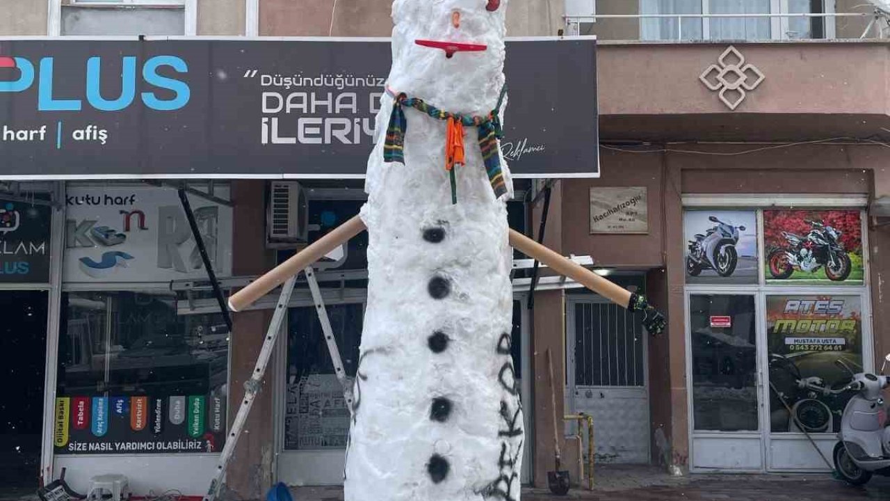 Bafra’da esnaftan 4,2 metrelik dev kardan adam
