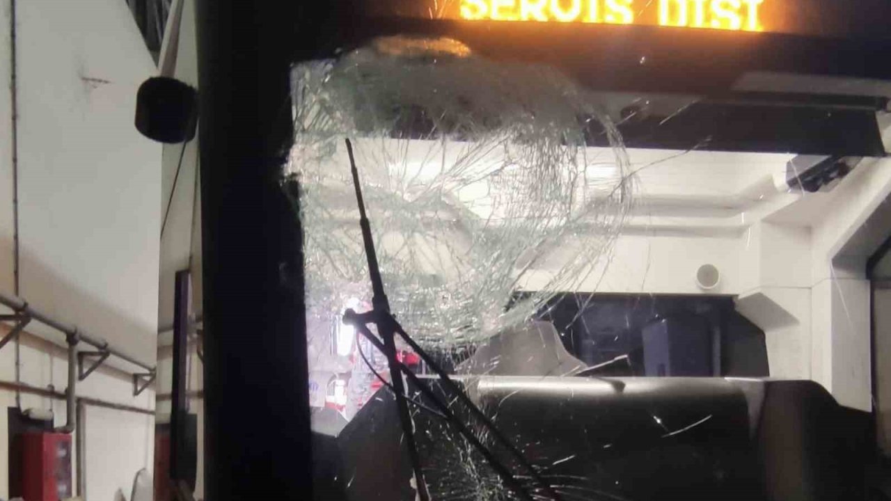 İçine taş sıkıştırılarak atılan kartopu, tramvayın camını kırdı