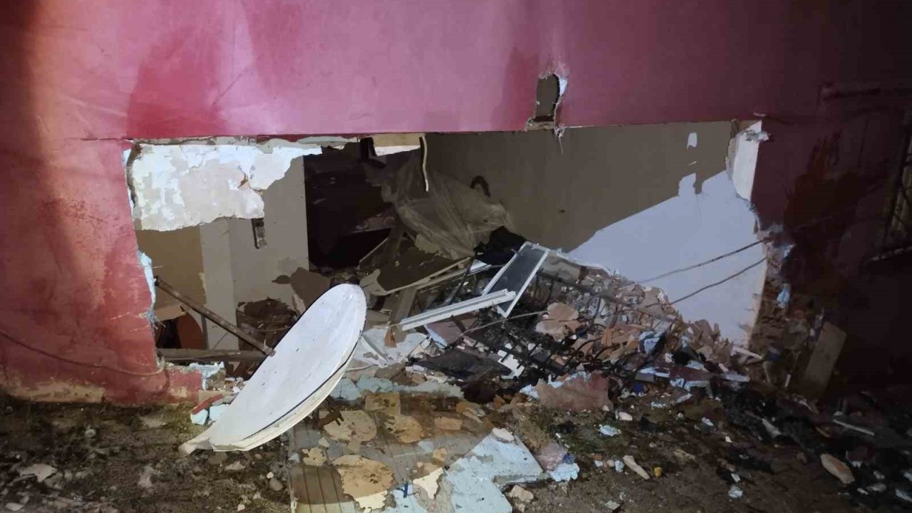 Yokuşta kayan otomobil taksiye ve evlere çarptı... Feci kaza kamerada