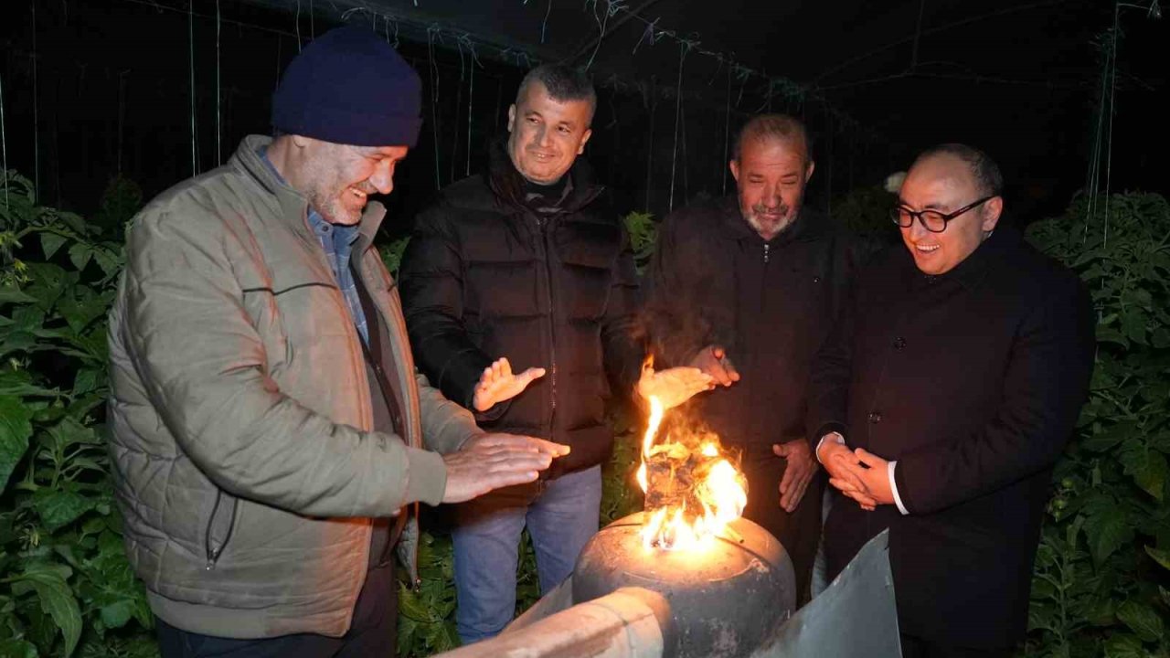 Sobalar yakılmaya devam ediyor, zirai don nöbeti sıfır rakıma kadar indi