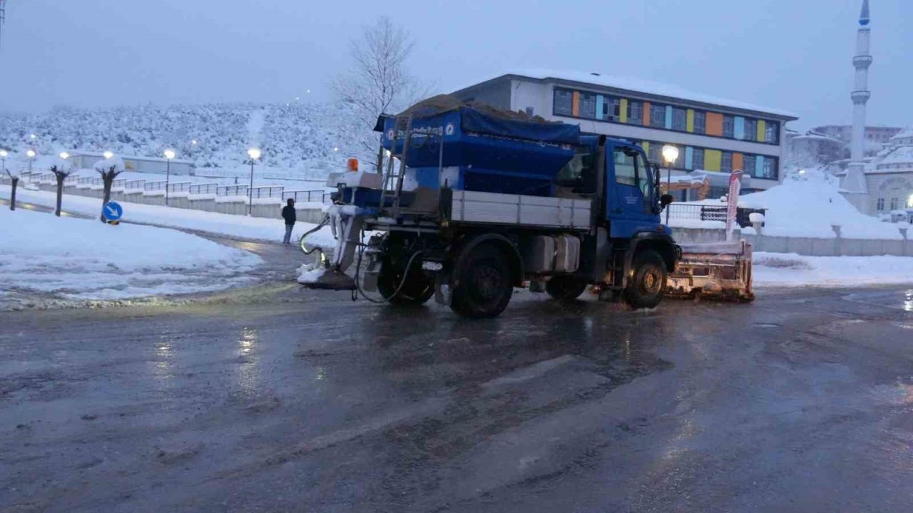 Düzce’de MSÜ sınavı öncesi yollar kardan temizlendi