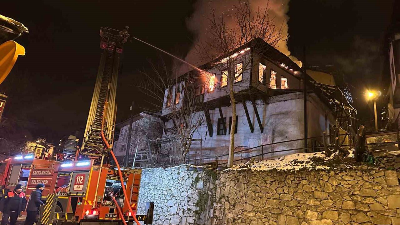 Safranbolu’da 150 yıllık tarihi konak alevlere teslim oldu