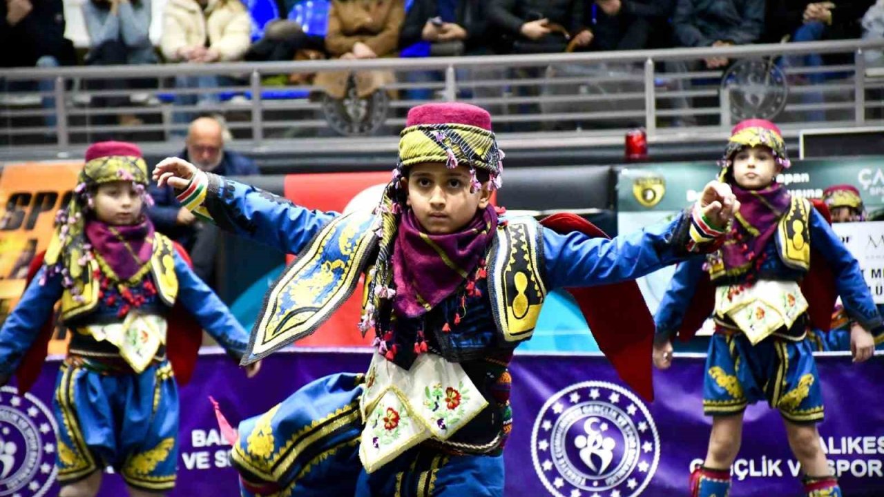 Balıkesir’de Halk oyunları yarışması yapıldı